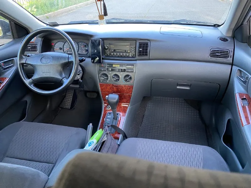 Toyota corolla 2005 год обьем двигателя 1.8 автомат! родной пробег 118.000 не крашеный и не битый, любые проверки, приезжайте смотрите! машина семейная, украинка, в руках с 2008 года! обслуживалась, только на toyota центр. вложений не требует, два комплекта резины на оригинальных дисках. два ключа. сервисная книжка и все чеки есть в наличии. по машине нет проблем от слова совсем. за автомобиль не стыдно! цена 970.000 небольшой торг будет, продажа не спешная, машина каждый день не эксплуатируется, в основном стоит в теплом и сухом гараже. находится в г. донецк! +7 949 082 59 09 телеграмм на этом же номере. 📞 звоните: +7(949)0825909 - фотография - 5