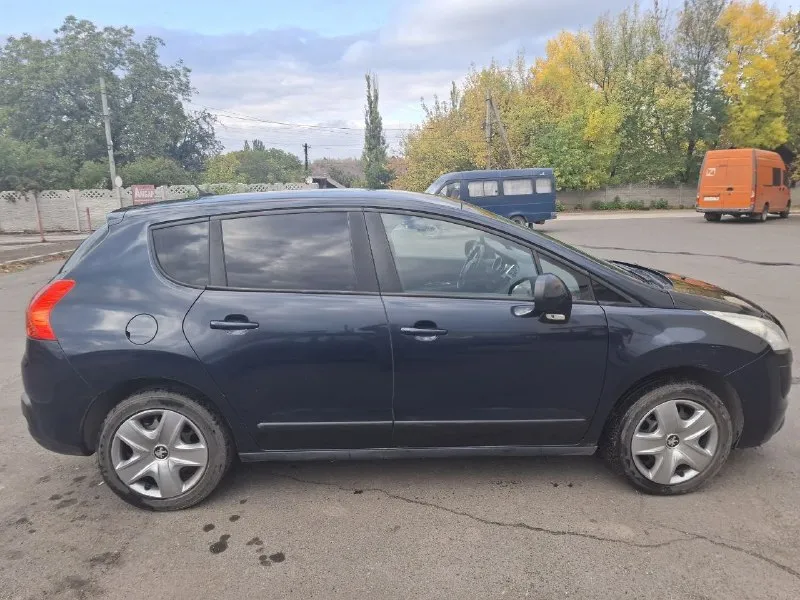 🚗 продаётся peugeot 3008 2011 года — в отличном состоянии! 🚗 идеальный выбор для тех, кто ценит надёжность, комфорт и стиль! 🔹 год выпуска: 2011 🔹 пробег: 140471 км 🔹 двигатель: бензиновый объёмом 1,6 литра и мощностью 156 лошадиных сил!!! 🔹 коробка передач: механика 🔹 цвет: тёмно-синий 🔹 состояние: не битый, не крашеный! 🔹 полный комплект документов, всё в порядке ✅ автомобиль прошёл полную диагностику ✅ регулярное то, обслуживание по регламенту ✅ салон в отличном состоянии — без запахов и потёртостей ✅ отличная шумоизоляция и плавность хода ✅ просторный салон + большой багажник — идеален для семьи и путешествий! 📌 машина готова к продаже — торг уместен. 📍звоните или пишите — покажу в любое удобное время! +79490665798 - цена 900000₽ peugeot 3008 — французский шарм и практичность в одном кузове! не упусти шанс стать его новым владельцем! 📞 звоните: +7(949)0665798 - фотография - 2