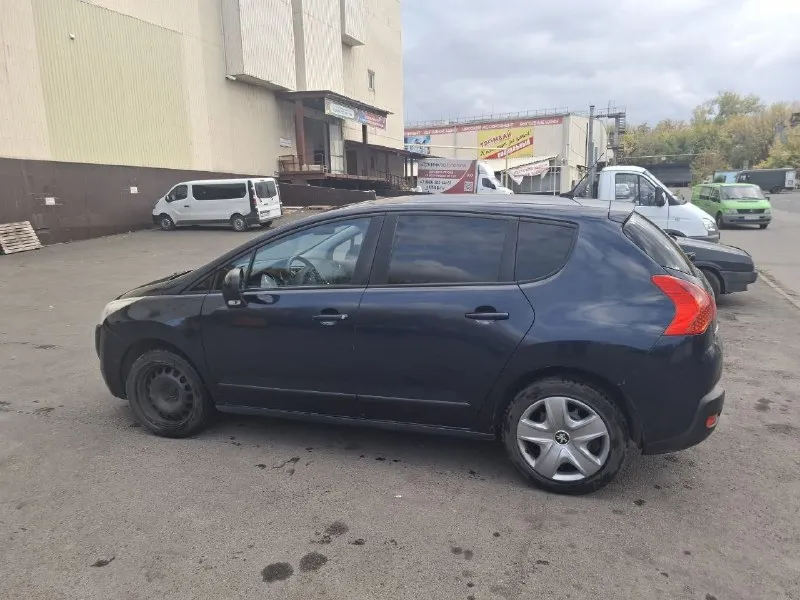 🚗 продаётся peugeot 3008 2011 года — в отличном состоянии! 🚗 идеальный выбор для тех, кто ценит надёжность, комфорт и стиль! 🔹 год выпуска: 2011 🔹 пробег: 140471 км 🔹 двигатель: бензиновый объёмом 1,6 литра и мощностью 156 лошадиных сил!!! 🔹 коробка передач: механика 🔹 цвет: тёмно-синий 🔹 состояние: не битый, не крашеный! 🔹 полный комплект документов, всё в порядке ✅ автомобиль прошёл полную диагностику ✅ регулярное то, обслуживание по регламенту ✅ салон в отличном состоянии — без запахов и потёртостей ✅ отличная шумоизоляция и плавность хода ✅ просторный салон + большой багажник — идеален для семьи и путешествий! 📌 машина готова к продаже — торг уместен. 📍звоните или пишите — покажу в любое удобное время! +79490665798 - цена 900000₽ peugeot 3008 — французский шарм и практичность в одном кузове! не упусти шанс стать его новым владельцем! 📞 звоните: +7(949)0665798 - фотография - 3