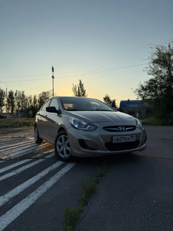 От собственника продам hyundai solaris 2011 год выпуска 1.4 107 л. с. механическая коробка передач оригинальный пробег 165 000 в дтп не участвовала не бита, не крашена имеется не большая притертость которую оставил как есть 2 комплекта резины имеется кондиционер печка работает установил планшет и в довесок колонки вперед и назад в такси не была, только личное пользование юридически абсолютно чистая предыдущий владелец проездил на ней пару месяцев и она просто стояла на протяжении года и далее она попала ко мне лично мной было сделано: -замена цепи грм -замена тормозных колодок в круг -замена передних подшипников -замена передних опор -замена рулевых наконечников -замена сайлентблоков в задней балке -замена масла и фильтров -замена топливного патрубка -замена прокладки клапанной крышки -замена моторчика стеклоомывателя остальные интересующие вопросы по телефону либо в личные сообщения состояние сел и поехал осмотр в г. луганск готов на любые проверки за 📞 звоните: +7(959)5694343 - фотография - 1