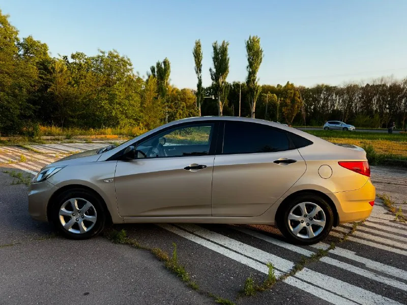 От собственника продам hyundai solaris 2011 год выпуска 1.4 107 л. с. механическая коробка передач оригинальный пробег 165 000 в дтп не участвовала не бита, не крашена имеется не большая притертость которую оставил как есть 2 комплекта резины имеется кондиционер печка работает установил планшет и в довесок колонки вперед и назад в такси не была, только личное пользование юридически абсолютно чистая предыдущий владелец проездил на ней пару месяцев и она просто стояла на протяжении года и далее она попала ко мне лично мной было сделано: -замена цепи грм -замена тормозных колодок в круг -замена передних подшипников -замена передних опор -замена рулевых наконечников -замена сайлентблоков в задней балке -замена масла и фильтров -замена топливного патрубка -замена прокладки клапанной крышки -замена моторчика стеклоомывателя остальные интересующие вопросы по телефону либо в личные сообщения состояние сел и поехал осмотр в г. луганск готов на любые проверки за 📞 звоните: +7(959)5694343 - фотография - 2