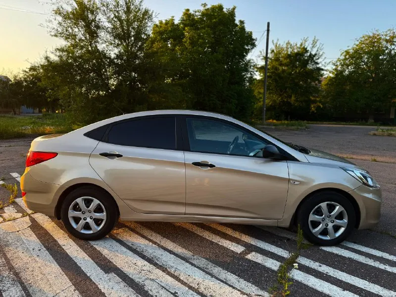 От собственника продам hyundai solaris 2011 год выпуска 1.4 107 л. с. механическая коробка передач оригинальный пробег 165 000 в дтп не участвовала не бита, не крашена имеется не большая притертость которую оставил как есть 2 комплекта резины имеется кондиционер печка работает установил планшет и в довесок колонки вперед и назад в такси не была, только личное пользование юридически абсолютно чистая предыдущий владелец проездил на ней пару месяцев и она просто стояла на протяжении года и далее она попала ко мне лично мной было сделано: -замена цепи грм -замена тормозных колодок в круг -замена передних подшипников -замена передних опор -замена рулевых наконечников -замена сайлентблоков в задней балке -замена масла и фильтров -замена топливного патрубка -замена прокладки клапанной крышки -замена моторчика стеклоомывателя остальные интересующие вопросы по телефону либо в личные сообщения состояние сел и поехал осмотр в г. луганск готов на любые проверки за 📞 звоните: +7(959)5694343 - фотография - 4