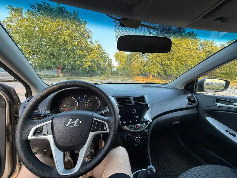 От собственника продам hyundai solaris 2011 год выпуска 1.4 107 л. с. механическая коробка передач оригинальный пробег 165 000 в дтп не участвовала не бита, не крашена имеется не большая притертость которую оставил как есть 2 комплекта резины имеется кондиционер печка работает установил планшет и в довесок колонки вперед и назад в такси не была, только личное пользование юридически абсолютно чистая предыдущий владелец проездил на ней пару месяцев и она просто стояла на протяжении года и далее она попала ко мне лично мной было сделано: -замена цепи грм -замена тормозных колодок в круг -замена передних подшипников -замена передних опор -замена рулевых наконечников -замена сайлентблоков в задней балке -замена масла и фильтров -замена топливного патрубка -замена прокладки клапанной крышки -замена моторчика стеклоомывателя остальные интересующие вопросы по телефону либо в личные сообщения состояние сел и поехал осмотр в г. луганск готов на любые проверки за 📞 звоните: +7(959)5694343 - фотография - 5