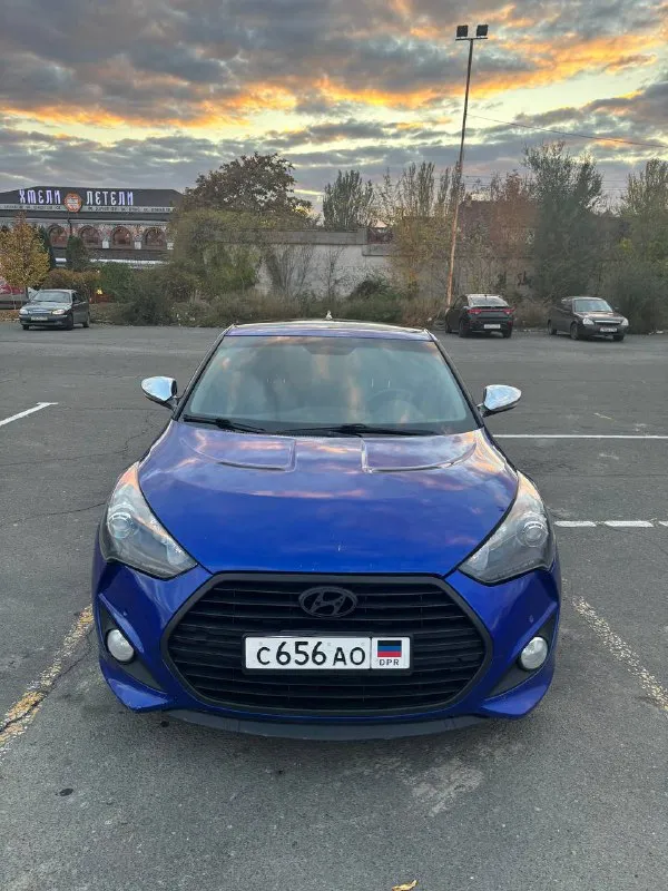 Hyundai veloster turbo 2014г двигатель 1.6 турбо конструктивно очень продуманный и надежный, уже на протяжении 14 лет используется в большинстве моделей киа hyundai выдающий 204л. с, разгоняет при этом малышку за 6.2до100 что согласитесь, значительно быстрее, чем 90% потока простая и надежная 6ти ступенчатая автоматическая коробка передач. самая полная комплектация из кореи, вряд ли, любая другая машина в этом ценовом сегменте может похвастаться хоть частью имеющихся здесь опций: панорамная крыша, подогрев руля и сидений, вентиляция сидений. премиальная акустика bits by dr. dre активная езда оставила на кузове следы эксплуатации (сколы, вмятины), нарушена целостность бамперов, отсутствует правый передний датчик парктроника. а в остальном автомобиль для улыбки и хорошего настроения. притягивает взгляды прохожих, не оставляет равнодушных после езды на нем. пробег 176тыс лично я за последние 3года проехал на ней более 100тыс с большим удовольствием. цена 1,350тыс₽ +79493538664 виктор - фотография - 1