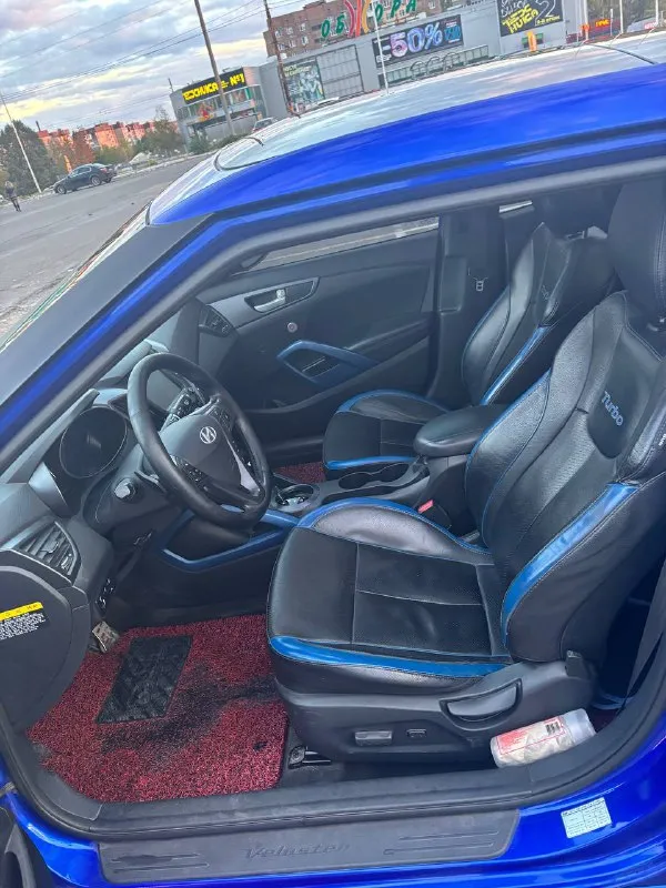 Hyundai veloster turbo 2014г двигатель 1.6 турбо конструктивно очень продуманный и надежный, уже на протяжении 14 лет используется в большинстве моделей киа hyundai выдающий 204л. с, разгоняет при этом малышку за 6.2до100 что согласитесь, значительно быстрее, чем 90% потока простая и надежная 6ти ступенчатая автоматическая коробка передач. самая полная комплектация из кореи, вряд ли, любая другая машина в этом ценовом сегменте может похвастаться хоть частью имеющихся здесь опций: панорамная крыша, подогрев руля и сидений, вентиляция сидений. премиальная акустика bits by dr. dre активная езда оставила на кузове следы эксплуатации (сколы, вмятины), нарушена целостность бамперов, отсутствует правый передний датчик парктроника. а в остальном автомобиль для улыбки и хорошего настроения. притягивает взгляды прохожих, не оставляет равнодушных после езды на нем. пробег 176тыс лично я за последние 3года проехал на ней более 100тыс с большим удовольствием. цена 1,350тыс₽ +79493538664 виктор - фотография - 10