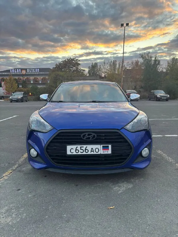 Hyundai veloster turbo 2014г двигатель 1.6 турбо конструктивно очень продуманный и надежный, уже на протяжении 14 лет используется в большинстве моделей киа hyundai выдающий 204л. с, разгоняет при этом малышку за 6.2до100 что согласитесь, значительно быстрее, чем 90% потока простая и надежная 6ти ступенчатая автоматическая коробка передач. самая полная комплектация из кореи, вряд ли, любая другая машина в этом ценовом сегменте может похвастаться хоть частью имеющихся здесь опций: панорамная крыша, подогрев руля и сидений, вентиляция сидений. премиальная акустика bits by dr. dre активная езда оставила на кузове следы эксплуатации (сколы, вмятины), нарушена целостность бамперов, отсутствует правый передний датчик парктроника. а в остальном автомобиль для улыбки и хорошего настроения. притягивает взгляды прохожих, не оставляет равнодушных после езды на нем. пробег 176тыс лично я за последние 3года проехал на ней более 100тыс с большим удовольствием. цена 1,350тыс₽ +79493538664 виктор - фотография - 2