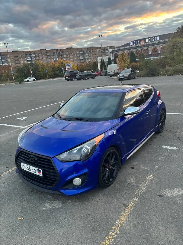 Hyundai veloster turbo 2014г двигатель 1.6 турбо конструктивно очень продуманный и надежный, уже на протяжении 14 лет используется в большинстве моделей киа hyundai выдающий 204л. с, разгоняет при этом малышку за 6.2до100 что согласитесь, значительно быстрее, чем 90% потока простая и надежная 6ти ступенчатая автоматическая коробка передач. самая полная комплектация из кореи, вряд ли, любая другая машина в этом ценовом сегменте может похвастаться хоть частью имеющихся здесь опций: панорамная крыша, подогрев руля и сидений, вентиляция сидений. премиальная акустика bits by dr. dre активная езда оставила на кузове следы эксплуатации (сколы, вмятины), нарушена целостность бамперов, отсутствует правый передний датчик парктроника. а в остальном автомобиль для улыбки и хорошего настроения. притягивает взгляды прохожих, не оставляет равнодушных после езды на нем. пробег 176тыс лично я за последние 3года проехал на ней более 100тыс с большим удовольствием. цена 1,350тыс₽ +79493538664 виктор - фотография - 3