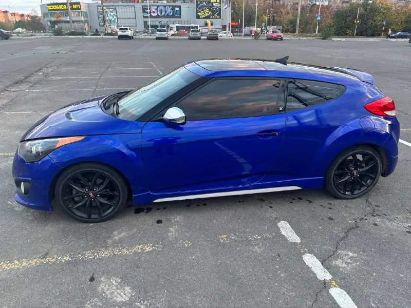 Hyundai veloster turbo 2014г двигатель 1.6 турбо конструктивно очень продуманный и надежный, уже на протяжении 14 лет используется в большинстве моделей киа hyundai выдающий 204л. с, разгоняет при этом малышку за 6.2до100 что согласитесь, значительно быстрее, чем 90% потока простая и надежная 6ти ступенчатая автоматическая коробка передач. самая полная комплектация из кореи, вряд ли, любая другая машина в этом ценовом сегменте может похвастаться хоть частью имеющихся здесь опций: панорамная крыша, подогрев руля и сидений, вентиляция сидений. премиальная акустика bits by dr. dre активная езда оставила на кузове следы эксплуатации (сколы, вмятины), нарушена целостность бамперов, отсутствует правый передний датчик парктроника. а в остальном автомобиль для улыбки и хорошего настроения. притягивает взгляды прохожих, не оставляет равнодушных после езды на нем. пробег 176тыс лично я за последние 3года проехал на ней более 100тыс с большим удовольствием. цена 1,350тыс₽ +79493538664 виктор - фотография - 4