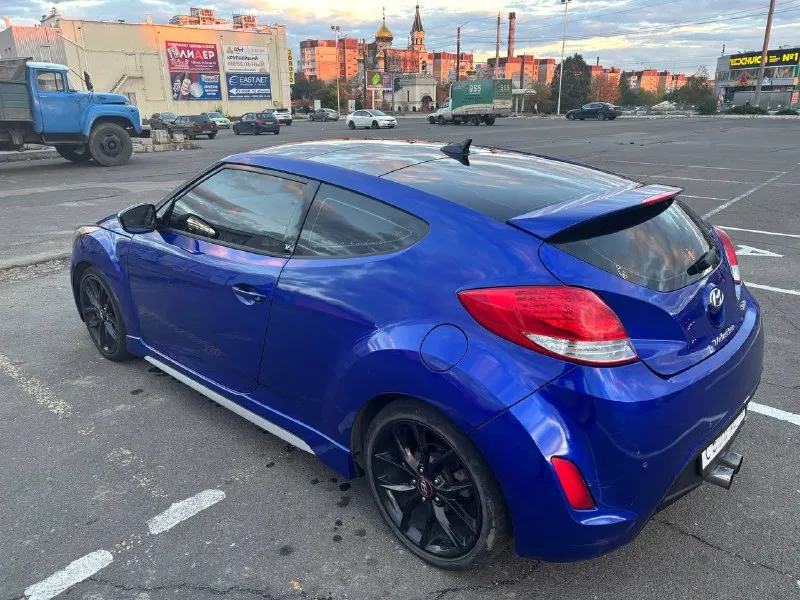 Hyundai veloster turbo 2014г двигатель 1.6 турбо конструктивно очень продуманный и надежный, уже на протяжении 14 лет используется в большинстве моделей киа hyundai выдающий 204л. с, разгоняет при этом малышку за 6.2до100 что согласитесь, значительно быстрее, чем 90% потока простая и надежная 6ти ступенчатая автоматическая коробка передач. самая полная комплектация из кореи, вряд ли, любая другая машина в этом ценовом сегменте может похвастаться хоть частью имеющихся здесь опций: панорамная крыша, подогрев руля и сидений, вентиляция сидений. премиальная акустика bits by dr. dre активная езда оставила на кузове следы эксплуатации (сколы, вмятины), нарушена целостность бамперов, отсутствует правый передний датчик парктроника. а в остальном автомобиль для улыбки и хорошего настроения. притягивает взгляды прохожих, не оставляет равнодушных после езды на нем. пробег 176тыс лично я за последние 3года проехал на ней более 100тыс с большим удовольствием. цена 1,350тыс₽ +79493538664 виктор - фотография - 5