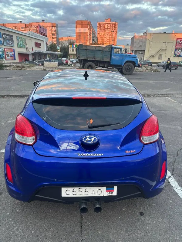 Hyundai veloster turbo 2014г двигатель 1.6 турбо конструктивно очень продуманный и надежный, уже на протяжении 14 лет используется в большинстве моделей киа hyundai выдающий 204л. с, разгоняет при этом малышку за 6.2до100 что согласитесь, значительно быстрее, чем 90% потока простая и надежная 6ти ступенчатая автоматическая коробка передач. самая полная комплектация из кореи, вряд ли, любая другая машина в этом ценовом сегменте может похвастаться хоть частью имеющихся здесь опций: панорамная крыша, подогрев руля и сидений, вентиляция сидений. премиальная акустика bits by dr. dre активная езда оставила на кузове следы эксплуатации (сколы, вмятины), нарушена целостность бамперов, отсутствует правый передний датчик парктроника. а в остальном автомобиль для улыбки и хорошего настроения. притягивает взгляды прохожих, не оставляет равнодушных после езды на нем. пробег 176тыс лично я за последние 3года проехал на ней более 100тыс с большим удовольствием. цена 1,350тыс₽ +79493538664 виктор - фотография - 6