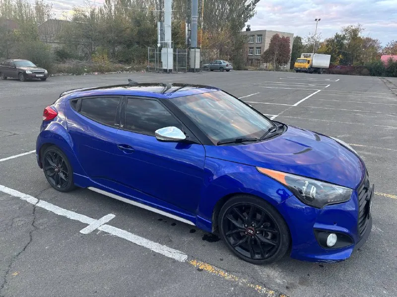 Hyundai veloster turbo 2014г двигатель 1.6 турбо конструктивно очень продуманный и надежный, уже на протяжении 14 лет используется в большинстве моделей киа hyundai выдающий 204л. с, разгоняет при этом малышку за 6.2до100 что согласитесь, значительно быстрее, чем 90% потока простая и надежная 6ти ступенчатая автоматическая коробка передач. самая полная комплектация из кореи, вряд ли, любая другая машина в этом ценовом сегменте может похвастаться хоть частью имеющихся здесь опций: панорамная крыша, подогрев руля и сидений, вентиляция сидений. премиальная акустика bits by dr. dre активная езда оставила на кузове следы эксплуатации (сколы, вмятины), нарушена целостность бамперов, отсутствует правый передний датчик парктроника. а в остальном автомобиль для улыбки и хорошего настроения. притягивает взгляды прохожих, не оставляет равнодушных после езды на нем. пробег 176тыс лично я за последние 3года проехал на ней более 100тыс с большим удовольствием. цена 1,350тыс₽ +79493538664 виктор - фотография - 7