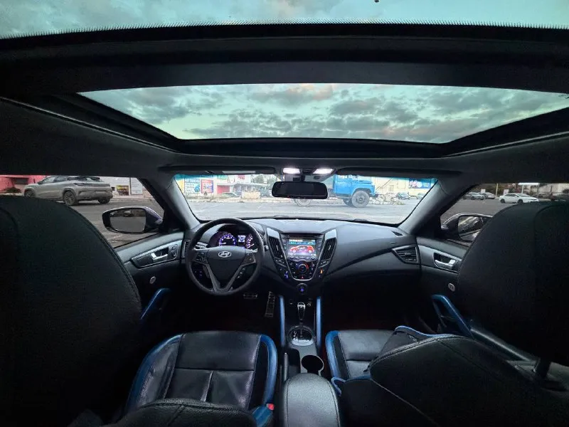 Hyundai veloster turbo 2014г двигатель 1.6 турбо конструктивно очень продуманный и надежный, уже на протяжении 14 лет используется в большинстве моделей киа hyundai выдающий 204л. с, разгоняет при этом малышку за 6.2до100 что согласитесь, значительно быстрее, чем 90% потока простая и надежная 6ти ступенчатая автоматическая коробка передач. самая полная комплектация из кореи, вряд ли, любая другая машина в этом ценовом сегменте может похвастаться хоть частью имеющихся здесь опций: панорамная крыша, подогрев руля и сидений, вентиляция сидений. премиальная акустика bits by dr. dre активная езда оставила на кузове следы эксплуатации (сколы, вмятины), нарушена целостность бамперов, отсутствует правый передний датчик парктроника. а в остальном автомобиль для улыбки и хорошего настроения. притягивает взгляды прохожих, не оставляет равнодушных после езды на нем. пробег 176тыс лично я за последние 3года проехал на ней более 100тыс с большим удовольствием. цена 1,350тыс₽ +79493538664 виктор - фотография - 8