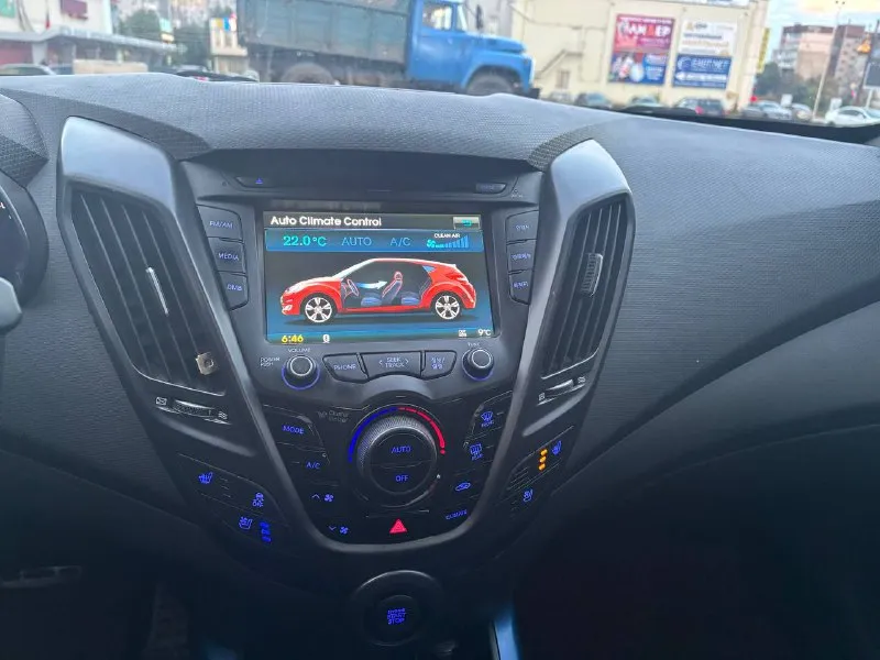 Hyundai veloster turbo 2014г двигатель 1.6 турбо конструктивно очень продуманный и надежный, уже на протяжении 14 лет используется в большинстве моделей киа hyundai выдающий 204л. с, разгоняет при этом малышку за 6.2до100 что согласитесь, значительно быстрее, чем 90% потока простая и надежная 6ти ступенчатая автоматическая коробка передач. самая полная комплектация из кореи, вряд ли, любая другая машина в этом ценовом сегменте может похвастаться хоть частью имеющихся здесь опций: панорамная крыша, подогрев руля и сидений, вентиляция сидений. премиальная акустика bits by dr. dre активная езда оставила на кузове следы эксплуатации (сколы, вмятины), нарушена целостность бамперов, отсутствует правый передний датчик парктроника. а в остальном автомобиль для улыбки и хорошего настроения. притягивает взгляды прохожих, не оставляет равнодушных после езды на нем. пробег 176тыс лично я за последние 3года проехал на ней более 100тыс с большим удовольствием. цена 1,350тыс₽ +79493538664 виктор - фотография - 9