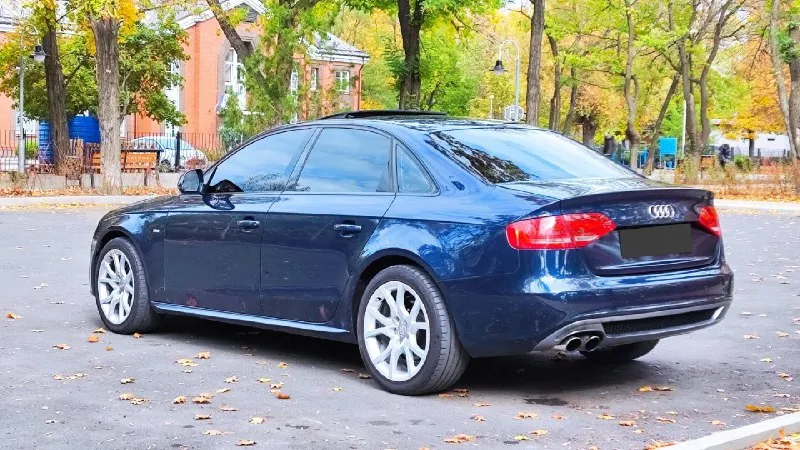 Audi a 4 заводской s-line ! 1.8 turbo! усиленная перфорированная тормозная система + колодки! очень грамотно все зделанно ! дороботанная оптика ! максимальная комплектация ! комфортный сало! черный потолок ! без ключевой доступ старт- стоп! круиз контроль ! раздельный климат! парктроник 360! подогревы! полная обезшумка! мульти руль! полный антихром ! и многое другое ! авто в отличном состоянии ! и полностью обслужен ! цена 1,50 торг у капота ! или обмен на авто дешевле ! +7949 505 96 96 📞 звоните: +7(949)5059696 - фотография - 3