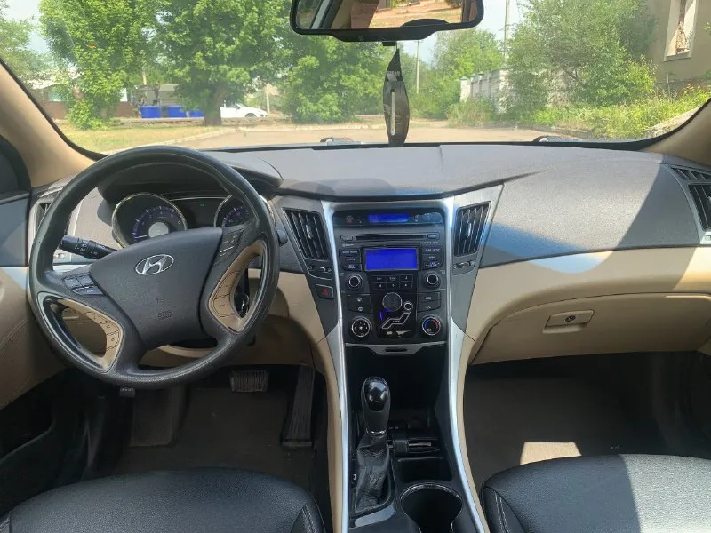Hyundai sonata 2013 год 2.4 на 201 л. с. пробег 180 000,электрорегулировка сиденья, датчик света и дождя, парктроник, bluetooth, aux, usb, подогрев сидений, датчики давления в шинах, любые проверки. цена 1 050 000. торг! все вопросы по телефону. станица луганская. +79592952077 📞 звоните: +7(959)2952077 - фотография - 7