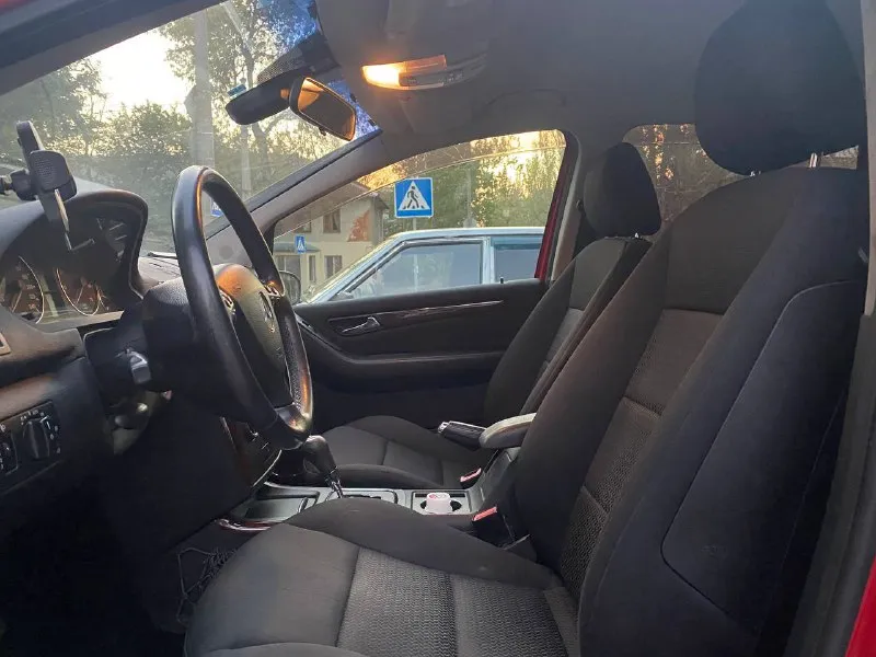 Продам! mercedes-benz a170 2005 г. автомобиль в отличном состоянии! год выпуска 2005 пробег 140 тыс. двигатель 1.7 116 л. с. едет очень бодро 🔥🔥🔥 мотор в отличном состоянии, не троит! не дымит! масло не расходует! коробка вариатор в отличном состоянии, заменена менее года назад, ещё на гарантии! отлично работает✅ ходовая в отличном состоянии! все заменено, кататься и кататься! нечего не стучит! не гремит! обслужен от и до! любые проверки в любом авто сервисе за ваш счет без проблем ✅✅✅ окна родные! и лобовое тоже родное✅ комплектация 👍 датчик дождя, датчик света, климат контроль, подогрев зеркал, авто складывания зеркал, парктроники передние и задние, магнитола андроид. цена 🔥🔥580.000₽🔥🔥 приезжайте на осмотр ✅ город донецк татьяна +79495923226 - фотография - 8