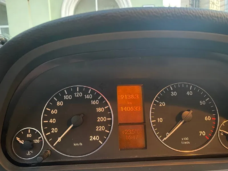 Продам! mercedes-benz a170 2005 г. автомобиль в отличном состоянии! год выпуска 2005 пробег 140 тыс. двигатель 1.7 116 л. с. едет очень бодро 🔥🔥🔥 мотор в отличном состоянии, не троит! не дымит! масло не расходует! коробка вариатор в отличном состоянии, заменена менее года назад, ещё на гарантии! отлично работает✅ ходовая в отличном состоянии! все заменено, кататься и кататься! нечего не стучит! не гремит! обслужен от и до! любые проверки в любом авто сервисе за ваш счет без проблем ✅✅✅ окна родные! и лобовое тоже родное✅ комплектация 👍 датчик дождя, датчик света, климат контроль, подогрев зеркал, авто складывания зеркал, парктроники передние и задние, магнитола андроид. цена 🔥🔥580.000₽🔥🔥 приезжайте на осмотр ✅ город донецк татьяна +79495923226 - фотография - 9