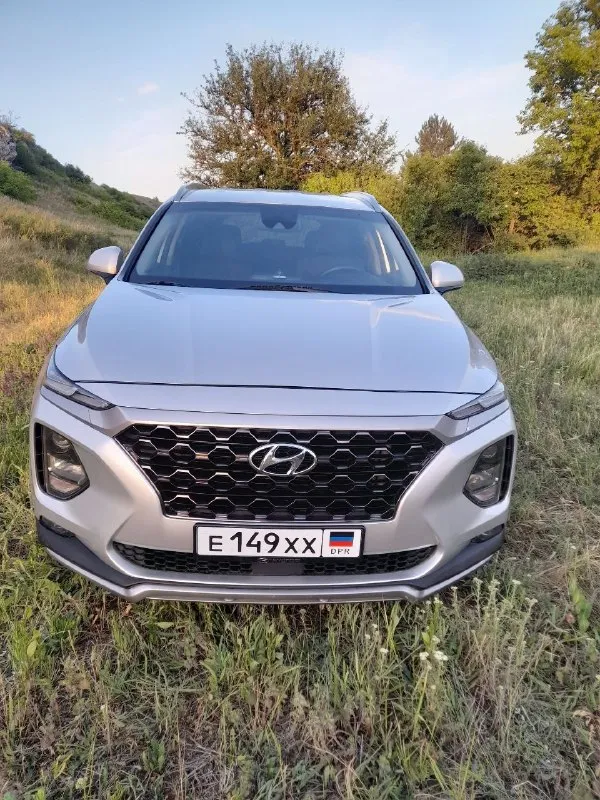 Продам авто hyundai santa fe 2019г дождя, парктроники, подогрев сидений, подогрев руля, полный привод, двухзонный климат контроль, круиз контроль, удержание полосы, блокировка дифференциалов, подогрев зеркал и прочее нахожусь в амвросиевском районе хочу за него 3000000р торг в комплекте зимняя резина новая телефон для связи (+79494095659) 📞 звоните: +7(949)4095659 - фотография - 1