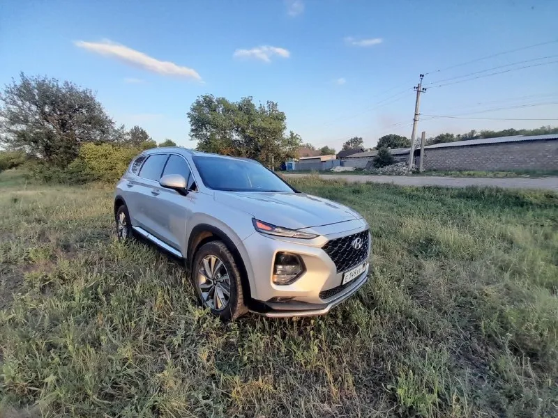 Продам авто hyundai santa fe 2019г дождя, парктроники, подогрев сидений, подогрев руля, полный привод, двухзонный климат контроль, круиз контроль, удержание полосы, блокировка дифференциалов, подогрев зеркал и прочее нахожусь в амвросиевском районе хочу за него 3000000р торг в комплекте зимняя резина новая телефон для связи (+79494095659) 📞 звоните: +7(949)4095659 - фотография - 2