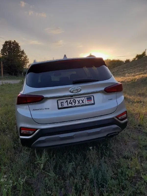 Продам авто hyundai santa fe 2019г дождя, парктроники, подогрев сидений, подогрев руля, полный привод, двухзонный климат контроль, круиз контроль, удержание полосы, блокировка дифференциалов, подогрев зеркал и прочее нахожусь в амвросиевском районе хочу за него 3000000р торг в комплекте зимняя резина новая телефон для связи (+79494095659) 📞 звоните: +7(949)4095659 - фотография - 3