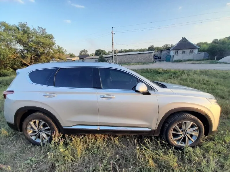 Продам авто hyundai santa fe 2019г дождя, парктроники, подогрев сидений, подогрев руля, полный привод, двухзонный климат контроль, круиз контроль, удержание полосы, блокировка дифференциалов, подогрев зеркал и прочее нахожусь в амвросиевском районе хочу за него 3000000р торг в комплекте зимняя резина новая телефон для связи (+79494095659) 📞 звоните: +7(949)4095659 - фотография - 4