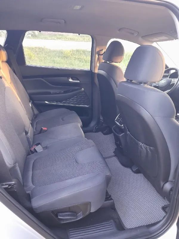 Продам авто hyundai santa fe 2019г дождя, парктроники, подогрев сидений, подогрев руля, полный привод, двухзонный климат контроль, круиз контроль, удержание полосы, блокировка дифференциалов, подогрев зеркал и прочее нахожусь в амвросиевском районе хочу за него 3000000р торг в комплекте зимняя резина новая телефон для связи (+79494095659) 📞 звоните: +7(949)4095659 - фотография - 7