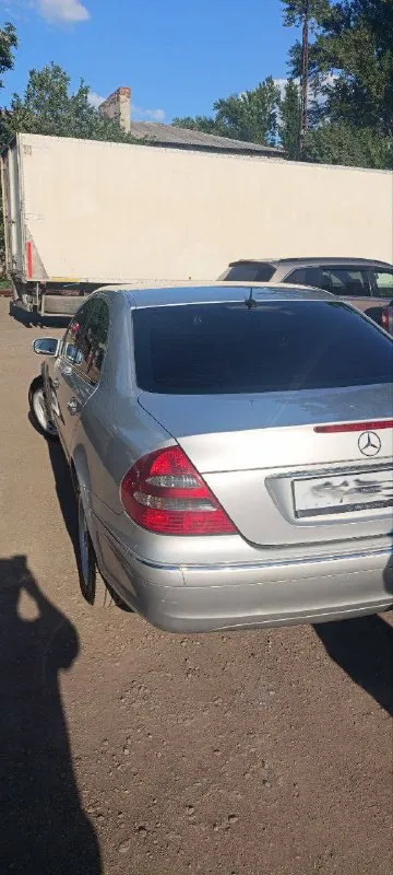 🔥срочная продажа! ✅ mercedes e200, w211, 2003г. , ✅цена: 550 000р. + торг ✅пробег: 311000км. ✅объем: 2,2л, дизель. ✅коробка: автомат климат контроль с разделением зон, круиз контроль, электроподъемники всех стекол, электрорегулировка боковых зеркал, режим антиблик зеркала заднего вида, центральный замок, датчик дождя, датчик света, отличная штатная акустика. регулярное прохождение то с заменой всех фильтров и масла. от замены до замены масло доливать не нужно. были заменены свечи, поэтому зимой заводится без проблем с первого раза. топливный бак на 88л. , средний запас хода на нем 900-1200км (смотря как топить). stage 2. ходовая требует замены расходников, но не критично. коробка переключает без пинков, двигатель не троит. привозилась из литвы для себя, по республике один хозяин, во владении 6 лет. переоформление без проблем и обременений. ✅г. макеевка, +7(949)6233588 📲 tg: султан 📞 звоните: +7(949)6233588 - фотография - 2