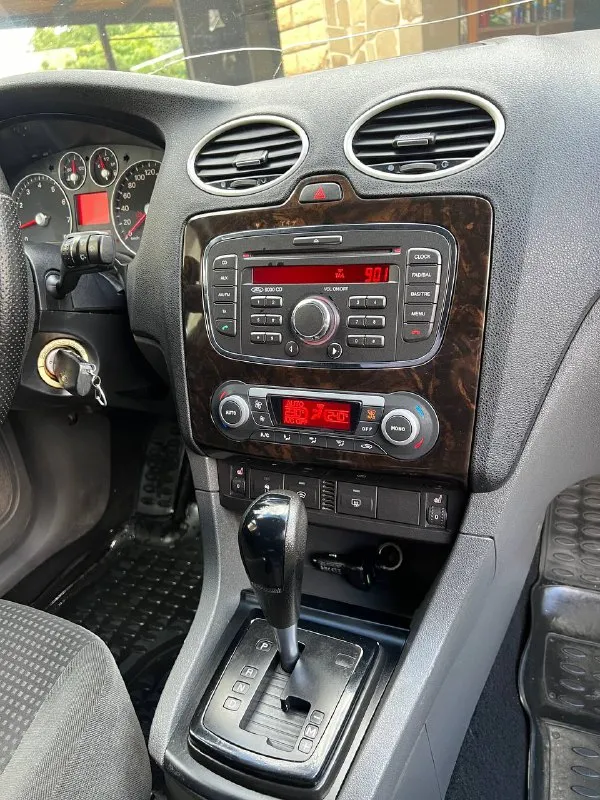 Продам ford focus 2 ghia переходной рестайлинг двигатель 2.0 бензин 145лс кпп: автомат год выпуска: 2007 цвет: темно-серый автомобиль в очень хорошем состоянии, двигатель масло не ест, не дымит, коробка работает отлично. по ходовой вопросов нет едет мягко, без стуков и прочего, кузов в хорошем состоянии днище и пороги целые, по кузову без вздутий и рыжиков! богатая комплектация ghia с двух зоннным климатом, обогревом лобового, сидений, зеркал, esp(курсовая устойчивость) abs, бортовик, эл. зеркала, птф, 4 стеклоподьемника, сигнализация, дисковые тормоза вкруг! кондиционер холодит❄️ задние парктроники, имееться трещина на лобовом снизу, все стекла родные по документам порядок без штрафов и запретов! комплект хорошей зимней резины в комплекте! торг есть цена: 585000 📍мариуполь 📞+79496463727 - фотография - 10