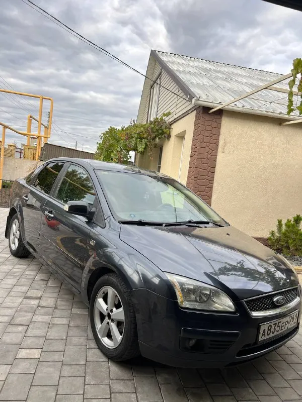 Продам ford focus 2 ghia переходной рестайлинг двигатель 2.0 бензин 145лс кпп: автомат год выпуска: 2007 цвет: темно-серый автомобиль в очень хорошем состоянии, двигатель масло не ест, не дымит, коробка работает отлично. по ходовой вопросов нет едет мягко, без стуков и прочего, кузов в хорошем состоянии днище и пороги целые, по кузову без вздутий и рыжиков! богатая комплектация ghia с двух зоннным климатом, обогревом лобового, сидений, зеркал, esp(курсовая устойчивость) abs, бортовик, эл. зеркала, птф, 4 стеклоподьемника, сигнализация, дисковые тормоза вкруг! кондиционер холодит❄️ задние парктроники, имееться трещина на лобовом снизу, все стекла родные по документам порядок без штрафов и запретов! комплект хорошей зимней резины в комплекте! торг есть цена: 585000 📍мариуполь 📞+79496463727 - фотография - 2