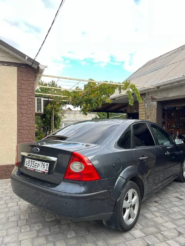 Продам ford focus 2 ghia переходной рестайлинг двигатель 2.0 бензин 145лс кпп: автомат год выпуска: 2007 цвет: темно-серый автомобиль в очень хорошем состоянии, двигатель масло не ест, не дымит, коробка работает отлично. по ходовой вопросов нет едет мягко, без стуков и прочего, кузов в хорошем состоянии днище и пороги целые, по кузову без вздутий и рыжиков! богатая комплектация ghia с двух зоннным климатом, обогревом лобового, сидений, зеркал, esp(курсовая устойчивость) abs, бортовик, эл. зеркала, птф, 4 стеклоподьемника, сигнализация, дисковые тормоза вкруг! кондиционер холодит❄️ задние парктроники, имееться трещина на лобовом снизу, все стекла родные по документам порядок без штрафов и запретов! комплект хорошей зимней резины в комплекте! торг есть цена: 585000 📍мариуполь 📞+79496463727 - фотография - 3