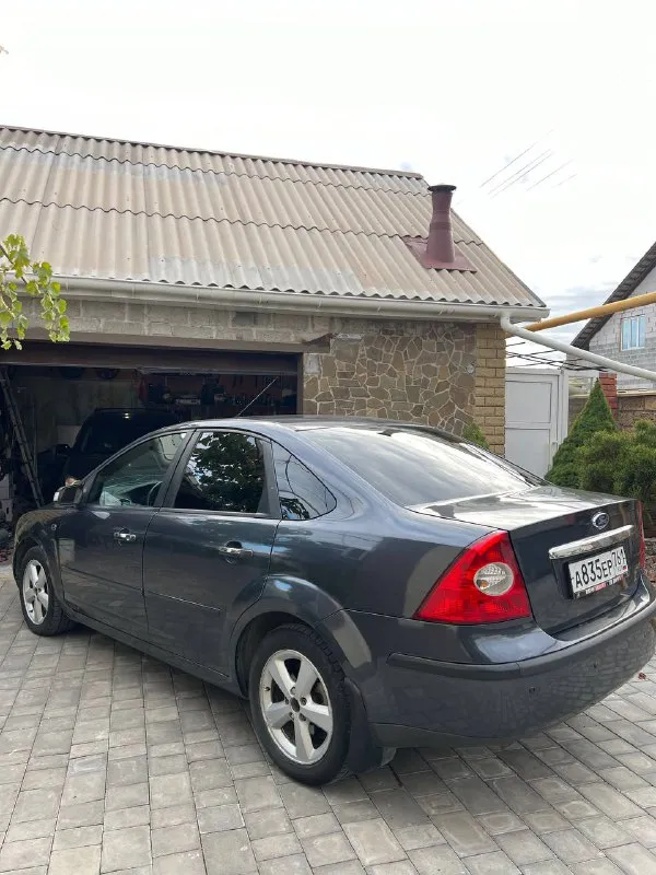 Продам ford focus 2 ghia переходной рестайлинг двигатель 2.0 бензин 145лс кпп: автомат год выпуска: 2007 цвет: темно-серый автомобиль в очень хорошем состоянии, двигатель масло не ест, не дымит, коробка работает отлично. по ходовой вопросов нет едет мягко, без стуков и прочего, кузов в хорошем состоянии днище и пороги целые, по кузову без вздутий и рыжиков! богатая комплектация ghia с двух зоннным климатом, обогревом лобового, сидений, зеркал, esp(курсовая устойчивость) abs, бортовик, эл. зеркала, птф, 4 стеклоподьемника, сигнализация, дисковые тормоза вкруг! кондиционер холодит❄️ задние парктроники, имееться трещина на лобовом снизу, все стекла родные по документам порядок без штрафов и запретов! комплект хорошей зимней резины в комплекте! торг есть цена: 585000 📍мариуполь 📞+79496463727 - фотография - 4