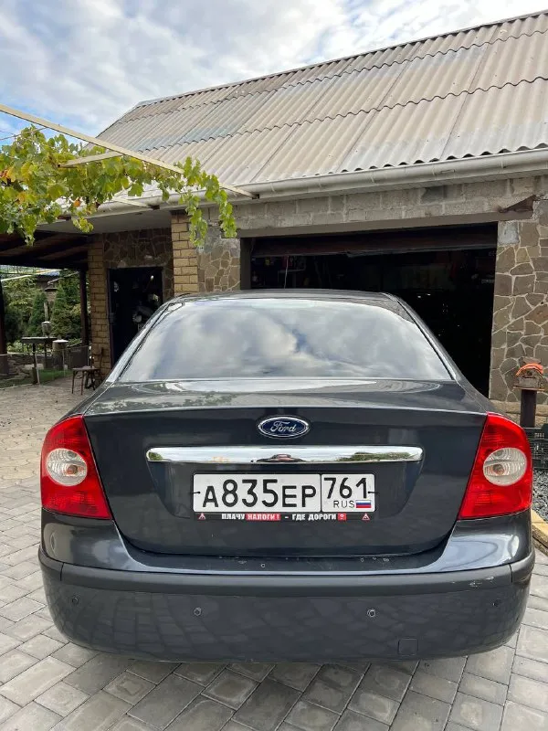 Продам ford focus 2 ghia переходной рестайлинг двигатель 2.0 бензин 145лс кпп: автомат год выпуска: 2007 цвет: темно-серый автомобиль в очень хорошем состоянии, двигатель масло не ест, не дымит, коробка работает отлично. по ходовой вопросов нет едет мягко, без стуков и прочего, кузов в хорошем состоянии днище и пороги целые, по кузову без вздутий и рыжиков! богатая комплектация ghia с двух зоннным климатом, обогревом лобового, сидений, зеркал, esp(курсовая устойчивость) abs, бортовик, эл. зеркала, птф, 4 стеклоподьемника, сигнализация, дисковые тормоза вкруг! кондиционер холодит❄️ задние парктроники, имееться трещина на лобовом снизу, все стекла родные по документам порядок без штрафов и запретов! комплект хорошей зимней резины в комплекте! торг есть цена: 585000 📍мариуполь 📞+79496463727 - фотография - 5