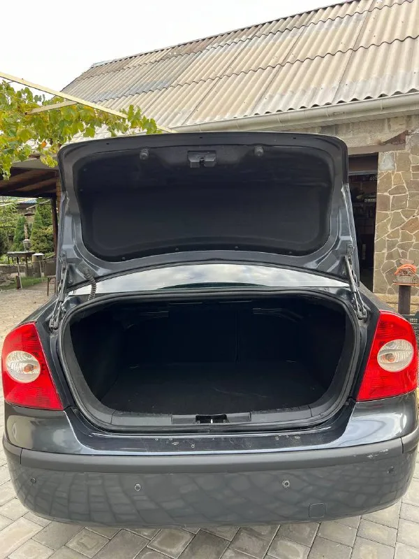 Продам ford focus 2 ghia переходной рестайлинг двигатель 2.0 бензин 145лс кпп: автомат год выпуска: 2007 цвет: темно-серый автомобиль в очень хорошем состоянии, двигатель масло не ест, не дымит, коробка работает отлично. по ходовой вопросов нет едет мягко, без стуков и прочего, кузов в хорошем состоянии днище и пороги целые, по кузову без вздутий и рыжиков! богатая комплектация ghia с двух зоннным климатом, обогревом лобового, сидений, зеркал, esp(курсовая устойчивость) abs, бортовик, эл. зеркала, птф, 4 стеклоподьемника, сигнализация, дисковые тормоза вкруг! кондиционер холодит❄️ задние парктроники, имееться трещина на лобовом снизу, все стекла родные по документам порядок без штрафов и запретов! комплект хорошей зимней резины в комплекте! торг есть цена: 585000 📍мариуполь 📞+79496463727 - фотография - 6