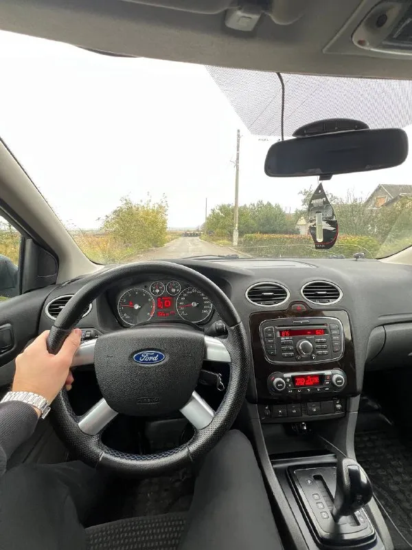 Продам ford focus 2 ghia переходной рестайлинг двигатель 2.0 бензин 145лс кпп: автомат год выпуска: 2007 цвет: темно-серый автомобиль в очень хорошем состоянии, двигатель масло не ест, не дымит, коробка работает отлично. по ходовой вопросов нет едет мягко, без стуков и прочего, кузов в хорошем состоянии днище и пороги целые, по кузову без вздутий и рыжиков! богатая комплектация ghia с двух зоннным климатом, обогревом лобового, сидений, зеркал, esp(курсовая устойчивость) abs, бортовик, эл. зеркала, птф, 4 стеклоподьемника, сигнализация, дисковые тормоза вкруг! кондиционер холодит❄️ задние парктроники, имееться трещина на лобовом снизу, все стекла родные по документам порядок без штрафов и запретов! комплект хорошей зимней резины в комплекте! торг есть цена: 585000 📍мариуполь 📞+79496463727 - фотография - 7