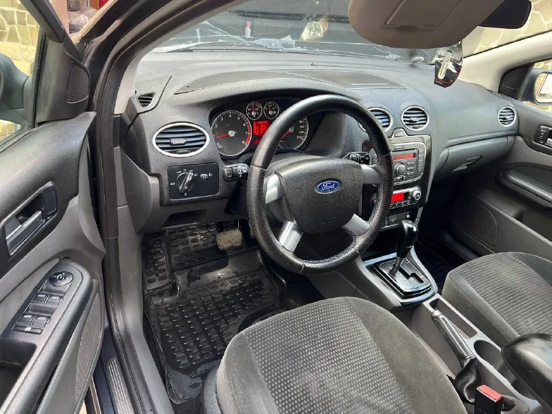 Продам ford focus 2 ghia переходной рестайлинг двигатель 2.0 бензин 145лс кпп: автомат год выпуска: 2007 цвет: темно-серый автомобиль в очень хорошем состоянии, двигатель масло не ест, не дымит, коробка работает отлично. по ходовой вопросов нет едет мягко, без стуков и прочего, кузов в хорошем состоянии днище и пороги целые, по кузову без вздутий и рыжиков! богатая комплектация ghia с двух зоннным климатом, обогревом лобового, сидений, зеркал, esp(курсовая устойчивость) abs, бортовик, эл. зеркала, птф, 4 стеклоподьемника, сигнализация, дисковые тормоза вкруг! кондиционер холодит❄️ задние парктроники, имееться трещина на лобовом снизу, все стекла родные по документам порядок без штрафов и запретов! комплект хорошей зимней резины в комплекте! торг есть цена: 585000 📍мариуполь 📞+79496463727 - фотография - 8