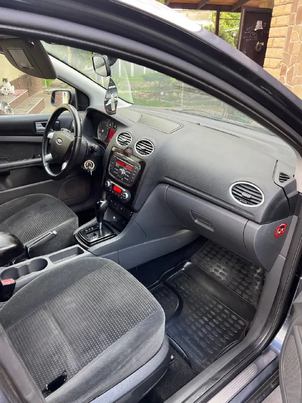 Продам ford focus 2 ghia переходной рестайлинг двигатель 2.0 бензин 145лс кпп: автомат год выпуска: 2007 цвет: темно-серый автомобиль в очень хорошем состоянии, двигатель масло не ест, не дымит, коробка работает отлично. по ходовой вопросов нет едет мягко, без стуков и прочего, кузов в хорошем состоянии днище и пороги целые, по кузову без вздутий и рыжиков! богатая комплектация ghia с двух зоннным климатом, обогревом лобового, сидений, зеркал, esp(курсовая устойчивость) abs, бортовик, эл. зеркала, птф, 4 стеклоподьемника, сигнализация, дисковые тормоза вкруг! кондиционер холодит❄️ задние парктроники, имееться трещина на лобовом снизу, все стекла родные по документам порядок без штрафов и запретов! комплект хорошей зимней резины в комплекте! торг есть цена: 585000 📍мариуполь 📞+79496463727 - фотография - 9