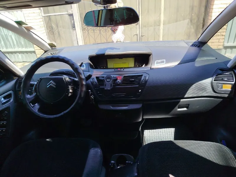 .: семейный минивэн.7 мест. ситроен с4 гранд пикассо. 2008 г. в. двигатель 1.6 дизель. кпп автомат. салон, велюр.8 подушек безопасности, полный электро-пакет. датчик дождя, датчик света. круиз-контроль, климат-контроль. авто, без дтп. два ключа. два комплекта резины, зима на железных дисках, лето на оригинальных титанах. в автомобиле работает каждая кнопка. . цена 630.000. рублей. торг. +79492220202.+79590387536 - фотография - 2