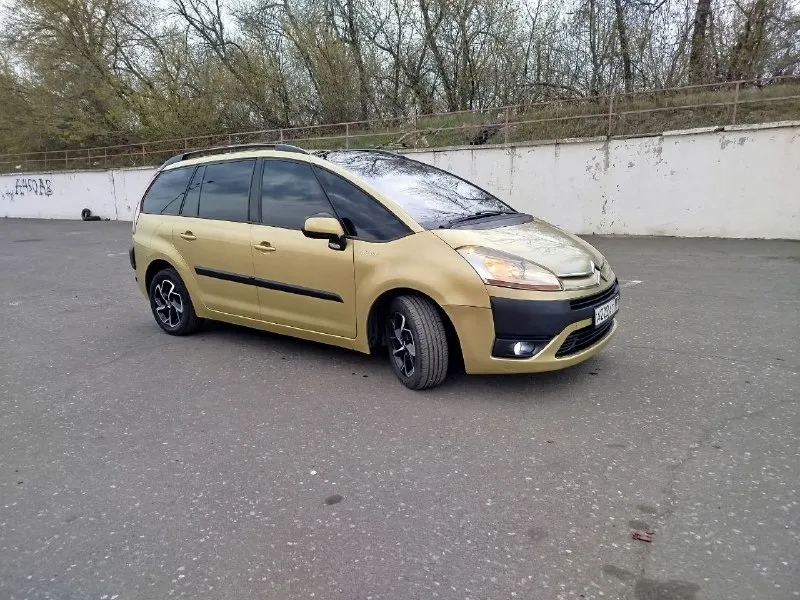 .: семейный минивэн.7 мест. ситроен с4 гранд пикассо. 2008 г. в. двигатель 1.6 дизель. кпп автомат. салон, велюр.8 подушек безопасности, полный электро-пакет. датчик дождя, датчик света. круиз-контроль, климат-контроль. авто, без дтп. два ключа. два комплекта резины, зима на железных дисках, лето на оригинальных титанах. в автомобиле работает каждая кнопка. . цена 630.000. рублей. торг. +79492220202.+79590387536 - фотография - 7