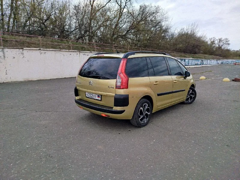 .: семейный минивэн.7 мест. ситроен с4 гранд пикассо. 2008 г. в. двигатель 1.6 дизель. кпп автомат. салон, велюр.8 подушек безопасности, полный электро-пакет. датчик дождя, датчик света. круиз-контроль, климат-контроль. авто, без дтп. два ключа. два комплекта резины, зима на железных дисках, лето на оригинальных титанах. в автомобиле работает каждая кнопка. . цена 630.000. рублей. торг. +79492220202.+79590387536 - фотография - 9