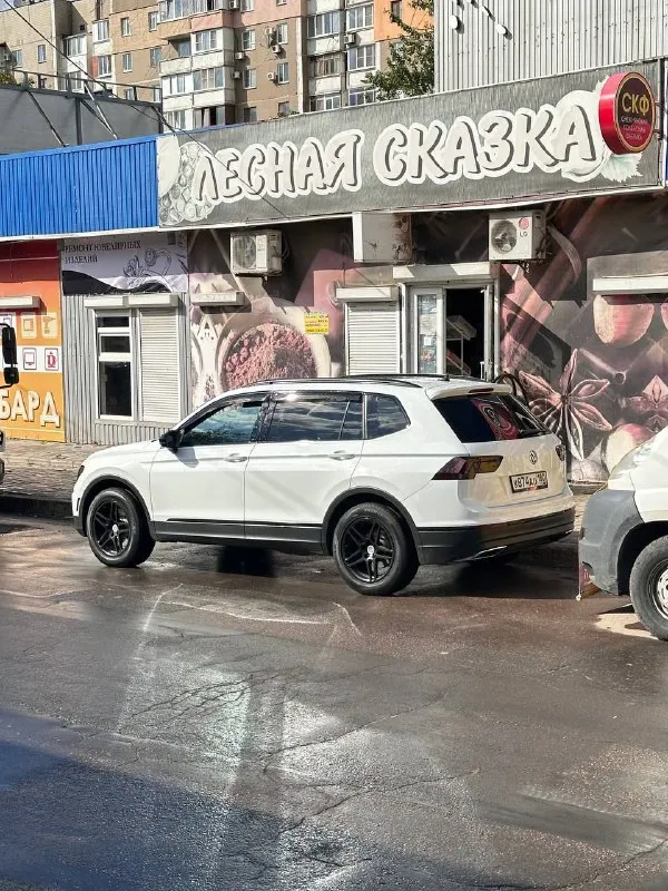 Продаю tiguan se 2021 гв.
2.0, Полный привод
Пробег 111000

Покупал в салоне fresh авто в ростове с пробегом 13500 км, не битый, был вопрос по дренажу, устранили. Первое то делали в донецке. В одних руках, замена масла каждые 7-7500 км. С машиной 2 комплекта дисков и резины новые (зима/лето). Зоны риска в пленке, свет ближний и дальний линза.
Carplay, камера, надежная 8-ст. Акпп aisin, кожа, 2-х зонный климат, люк, панорама, круиз, слепые зоны, бесключевой доступ и запуск, электроручник, радар, абс, есп, датчик давления в шинах, антипробуксовка.
Переоформление в гибдд.
Можно в кредит!!!

Цена 2 650 000💸

➡️ +79495251763 - фотография - 5