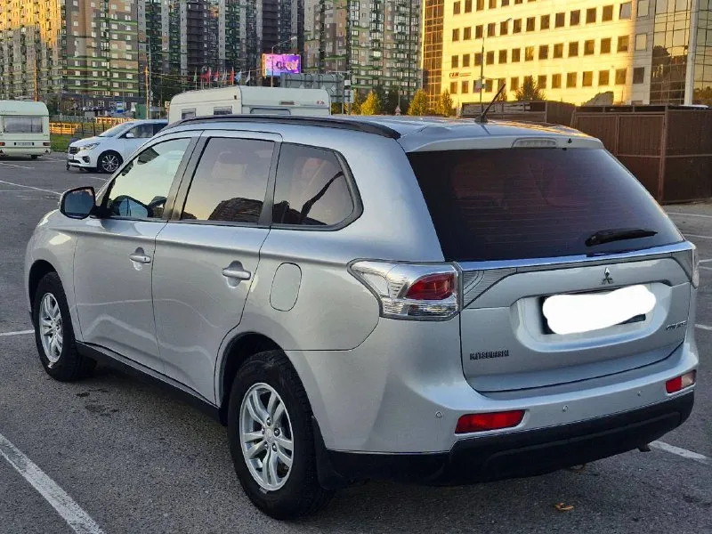 Mitsubishi аутлендер 2013 г. в 2.0 cvt. полный привод! 4×4! пробег оригинальный 178 000км. куплена и эксплуатируется с марта 2014 года. диллерская! попрошу не путать с пригоном из грузии! за все время у автомобиля всего один владелец!!! автомобиль очень ухожен и обслужен. не требует никаких вложений от слова совсем. полностью все работает, как и должно! салон чистый и не прокуренный. не дымит не троит. по кузову без дтп и прочих неприятностей. преимущественно в родной краске!!! все подробности по телефону. юридически чистая. два ключа. переоформление без проблем. цена — 1.380 000р торг возле автомобиля возможен. донецк, кировский район. тел: +79491452569 вадим. 📲 tg: @july_prosmm 📞 звоните: +7(949)1452569 - фотография - 3