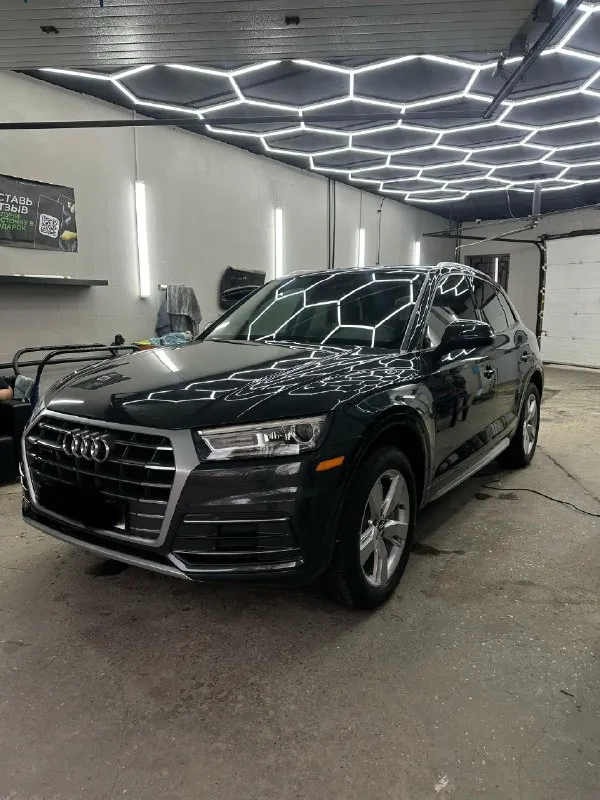 Продается audi q5 premium 2017 г. в., двигатель 2.0 tfsi (gen. 3) полный привод quattro пробег 144.000км г. свердловск (лнр) / ростов-на-дону машина в отличном состоянии, обслужена полностью, обслуживалась у официалов каждые 8 тыс, только оригинальное масло. на 123 000 км. заменены подушки двигателя на новые (оригинал), масло в коробке, масло в муфте и масло в редукторе. 2 комплекта резины. безключевой доступ, старт стоп, електро сидения с памятью, панорама, складывания зеркал, камера заднего вида, подогрев сидений, климат 3 зоны, електро привод багажника. система безопасности с авто торможением при опасности столкновения. цена 3 100 000р по всем вопросам +79889958536 (whatsapp) 📞 звоните: +7(988)9958536 - фотография - 1