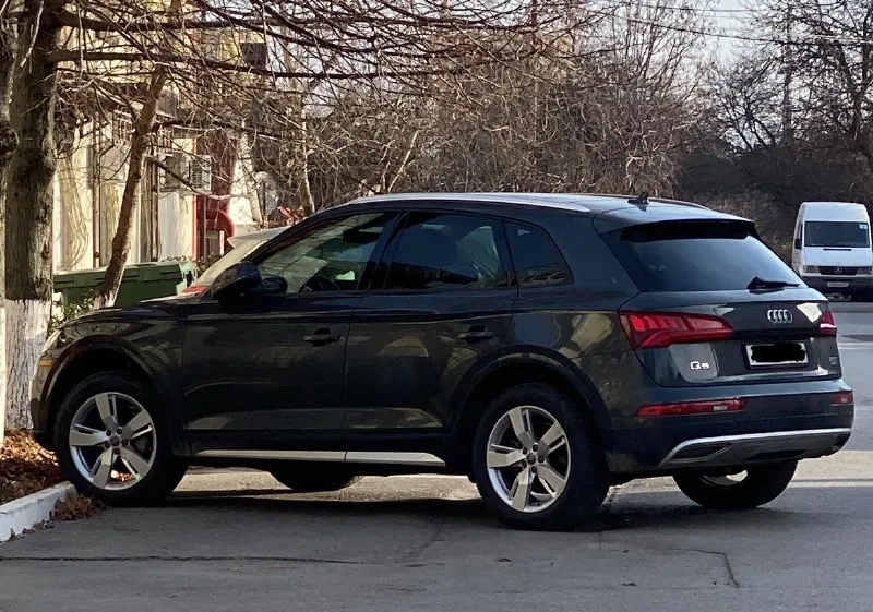 Продается audi q5 premium 2017 г. в., двигатель 2.0 tfsi (gen. 3) полный привод quattro пробег 144.000км г. свердловск (лнр) / ростов-на-дону машина в отличном состоянии, обслужена полностью, обслуживалась у официалов каждые 8 тыс, только оригинальное масло. на 123 000 км. заменены подушки двигателя на новые (оригинал), масло в коробке, масло в муфте и масло в редукторе. 2 комплекта резины. безключевой доступ, старт стоп, електро сидения с памятью, панорама, складывания зеркал, камера заднего вида, подогрев сидений, климат 3 зоны, електро привод багажника. система безопасности с авто торможением при опасности столкновения. цена 3 100 000р по всем вопросам +79889958536 (whatsapp) 📞 звоните: +7(988)9958536 - фотография - 2
