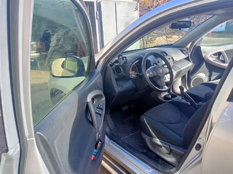 В продаже легенда японского автопрома ● toyota rav 4 ● год выпуска: 2008 ● пробег: 87 000 км ● двигатель 2,0 бензин ● aкпп автомат ● автомобиль официал, куплен в салоне донецка. кузов весь в родном окрасе, двигатель, коробка, ходовая часть на отлично. один владелец за всю историю, сервисная книжка, любые проверки за ваш счёт. ● цена: 1 650 000 рублей ● место осмотра: донецк ● контактный телефон: +7(949)-381-97-61 пишите, звоните, всегда договоримся 📲 tg: ren 📞 звоните: +7(949)3819761 - фотография - 5