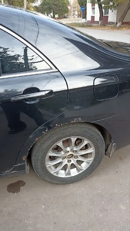 Продам geely emgrand 8, г. енакиево, 2013г. механика 2.0, пробег 97000км. учёт днр/укр. машина на ходу. все то делались вовремя. очень комфортная и мягкая. дорогу держит очень уверенно. большой просторный салон, сзади много места, вместительный багажник. по комплектации: климат контроль, электропакет, эл. стеклоподъемники с доводчиками, тонирование стёкол. кожаный салон. бортовой компьютер. парктроник. усилитель руля. мультируль. центральный замок. сигнализация. два комплекта ключей. есть вопросы по кузову требует внимание на фото видно. цена 400000 руб. торг уместен. отвечу на все имеющиеся вопросы по телефону +7949-357-15-16. 📲 tg: антон николенко 📞 звоните: +7(949)3571516 - фотография - 5