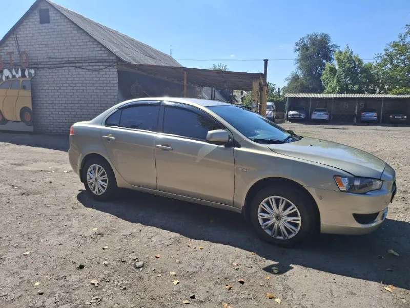 Продаю машину mitsubishi лансер 10 2008. пробег 178000. авто полностью обслужена. механика 1.5 находится в снежном. 750т. торг на месте 79493225674 📞 звоните: +7(949)3225674 - фотография - 3
