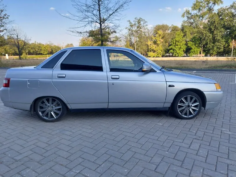 Ваз 2110, 2005г. пробег 197000 двигатель 1.6, 124 шеснарь. после кап. ремонта. прошивка евро 0, коробка, не хрустит, не выбивает выхлоп: паук 4-2-1, резонатор и глушитель стингер подвеска новая, стойки demfi sport -50 занижение диски r15 камрики, резина новая, отходила 1 сезон установлена хорошая музыка, процессорная магнитола двери, крыша, крышка багажника в виброизоляции цена: 330000, торг есть телефон: +79494054800 - фотография - 2