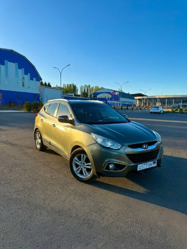 Срочно!!! срочно!!! срочно!!! hyundai ix 35, 2010год 10месяц, на очень богатой комплектации 🚘 мотор 2.0, родной пробег всего лишь 120тыс. км коробка автомат 1хозяин, машина покупалась в автосалоне в украине‼️ 2 ключа комплектация 🚀 кожаный салон, бесключевой доступ, заводская линзовання оптика/ тонировка, панорама, сигнализация, мультируль/ климат контроль, подогревы сидений, стекол, подогрев заднего ряда сидений/ парктроники и много другое!!! авто без единого дтп!!! хорошая резина, ходовка, кузов в хорошем состоянии, гнили и ржавчины нет цена 1 🍋 все вопросы по телефону +79494010811 - фотография - 1