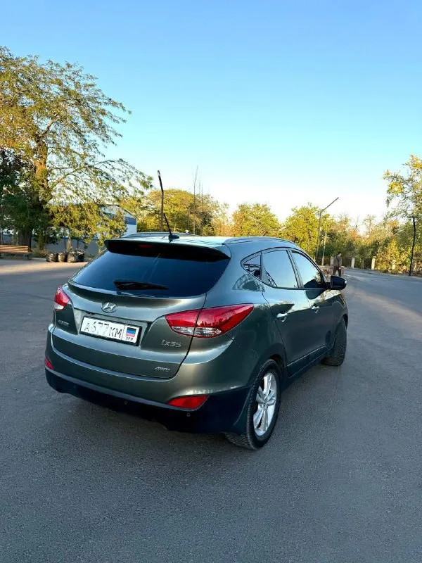 Срочно!!! срочно!!! срочно!!! hyundai ix 35, 2010год 10месяц, на очень богатой комплектации 🚘 мотор 2.0, родной пробег всего лишь 120тыс. км коробка автомат 1хозяин, машина покупалась в автосалоне в украине‼️ 2 ключа комплектация 🚀 кожаный салон, бесключевой доступ, заводская линзовання оптика/ тонировка, панорама, сигнализация, мультируль/ климат контроль, подогревы сидений, стекол, подогрев заднего ряда сидений/ парктроники и много другое!!! авто без единого дтп!!! хорошая резина, ходовка, кузов в хорошем состоянии, гнили и ржавчины нет цена 1 🍋 все вопросы по телефону +79494010811 - фотография - 2