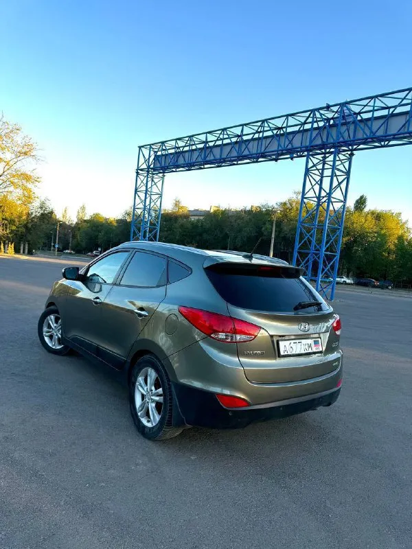 Срочно!!! срочно!!! срочно!!! hyundai ix 35, 2010год 10месяц, на очень богатой комплектации 🚘 мотор 2.0, родной пробег всего лишь 120тыс. км коробка автомат 1хозяин, машина покупалась в автосалоне в украине‼️ 2 ключа комплектация 🚀 кожаный салон, бесключевой доступ, заводская линзовання оптика/ тонировка, панорама, сигнализация, мультируль/ климат контроль, подогревы сидений, стекол, подогрев заднего ряда сидений/ парктроники и много другое!!! авто без единого дтп!!! хорошая резина, ходовка, кузов в хорошем состоянии, гнили и ржавчины нет цена 1 🍋 все вопросы по телефону +79494010811 - фотография - 3
